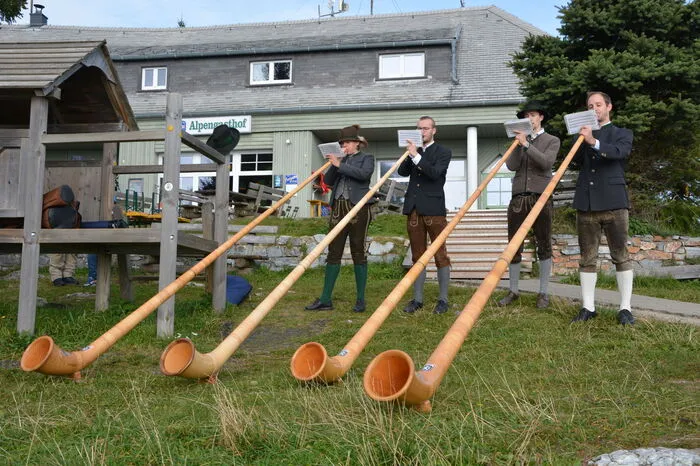 Die Alphornbläser D'Schwösterer spielten beim Alpengasthof auf.