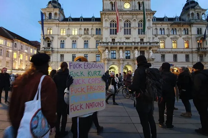 Die Spontandemo begann kurz nach 18 Uhr und war nicht angemeldet. Ordnungswache und Polizei machten sich rasch ein Bild der Lage...