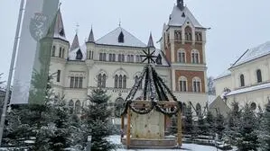 Am Montagnachmittag meinte es Frau Holle gut mit der Südoststeiermark und schickte jede Menge Schnee – wie hier vor dem Rathaus in Feldbach. 