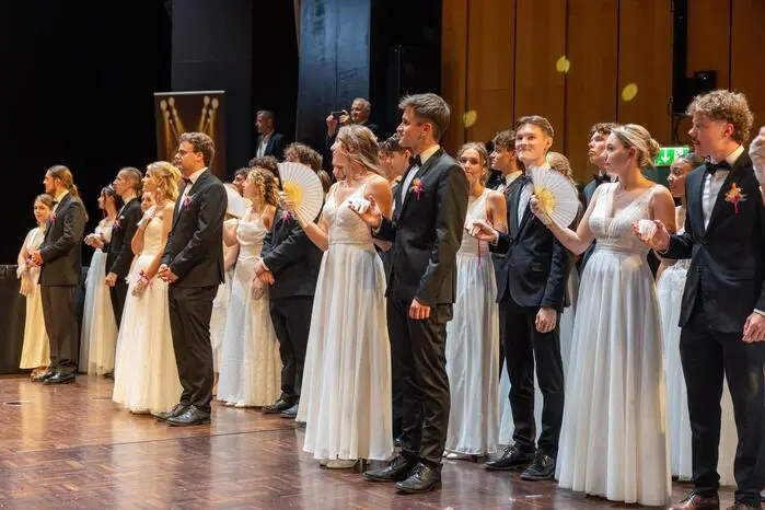 Die Polonaise der Absolventinnen und Absolventen wurden gemeinsam mit Tanzexpertin Iris Huber einstudiert. Die Live-Band Major Seven sorgte für beste musikalische Unterhaltung.