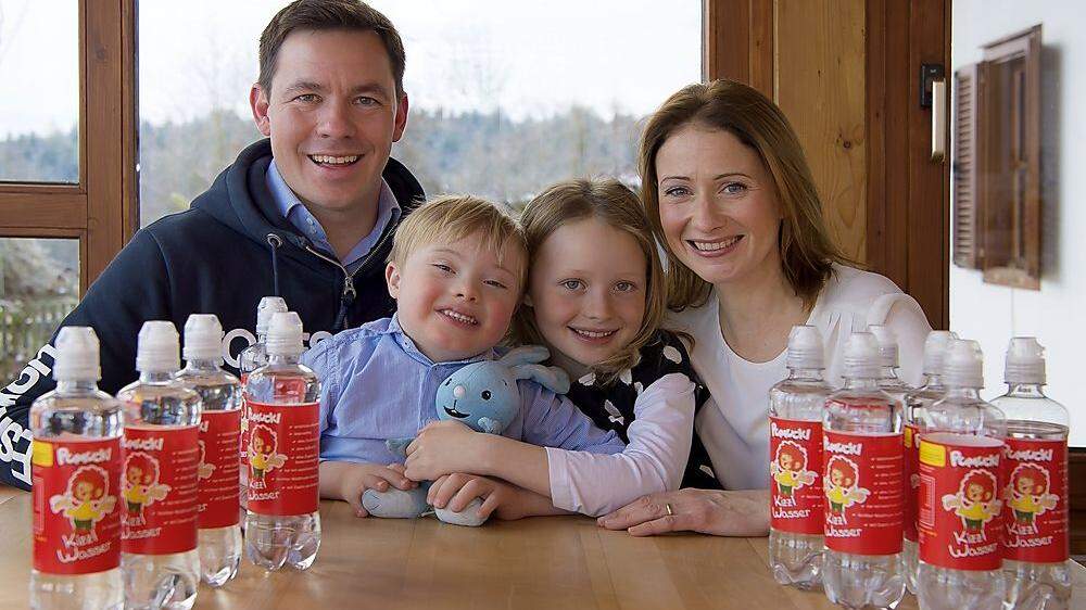 Benno, Franz Felix, Marie und Andrea Hinteregger (von links) mit dem „Pumuckl Kizzl Wasser“