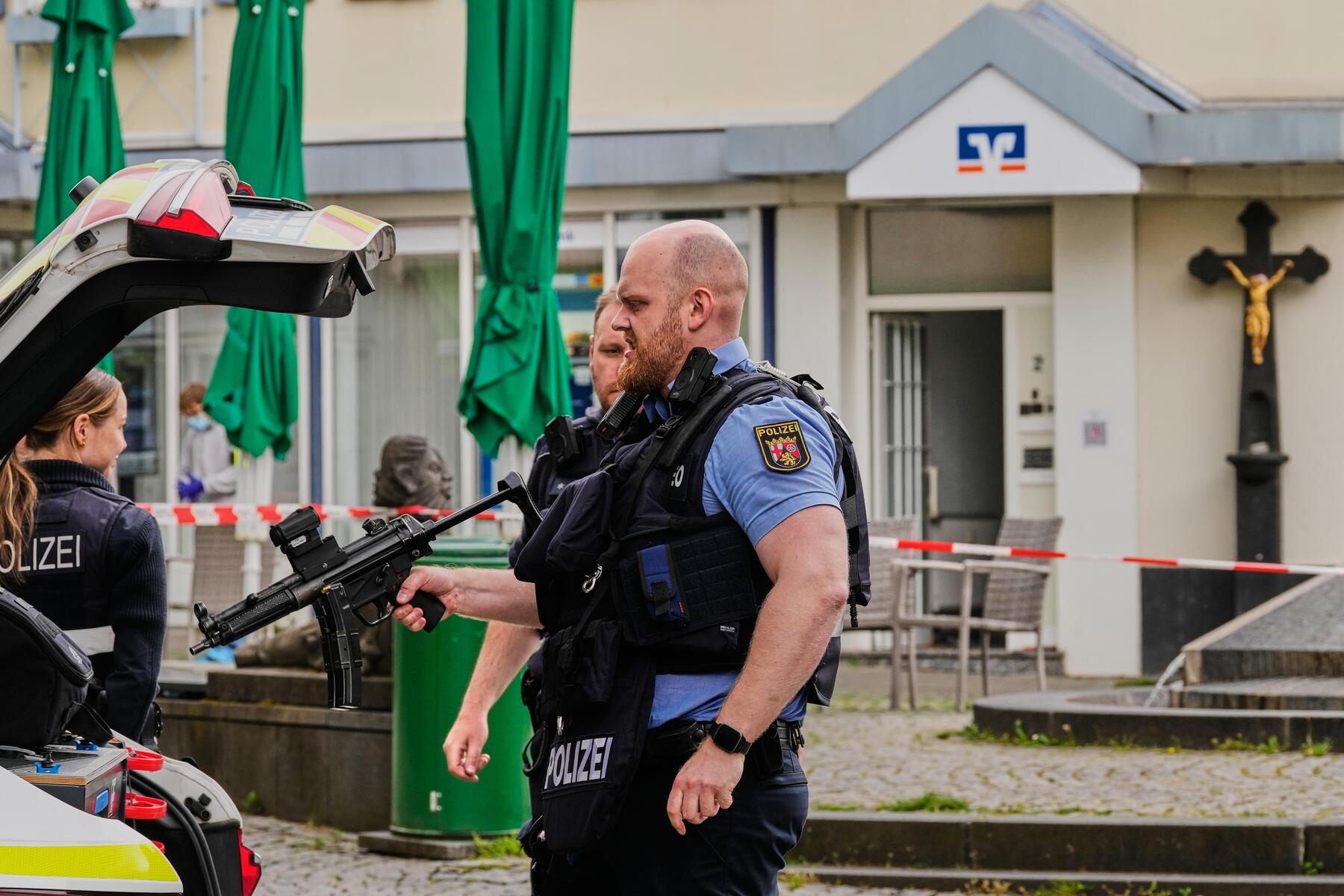 Täter nach vermeintlicher Geiselnahme in Bank weiter flüchtig