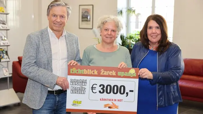Beim 7. Benefizabend der Initiative „Lichtblick – Žarek“ ermöglichten 350 Besucher eine Spende von 3000 Euro für „Kärntner in Not“-Fälle der Region, die Vladimir Smrtnik und Doris-Grit Schwarz überbrachten.Konzert