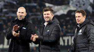 Cheftrainer Christian Ilzer (links) und sein Co Uwe Hölzl (rechts) gemeinsam mit Sturm-Sportdirektor Andreas Schicker