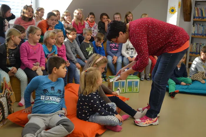 Heidi Krausler zeigte den Kindern auf Verpackungen, worauf sie achten müssen.