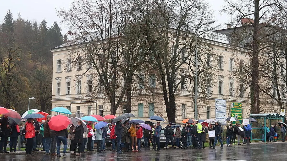 Die Demonstrierenden zogen vom Hauptplatz vor das künftige Asylquartier