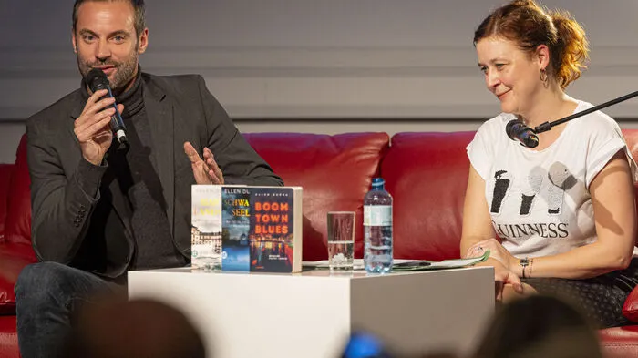Wolfgang Fercher, Chefredakteur der Kleinen Zeitung, im Gespräch mit Autorin Ellen Dunne.