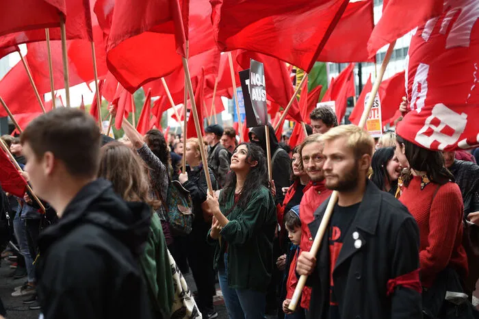 Auf einer anderen Demonstration riefen die Teilnehmer die Regierungschefin zum Rücktritt auf. Mays Konservative halten in Manchester ihren Jahresparteitag ab. 