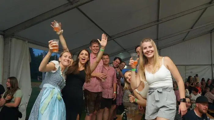 Die Stimmung beim Zeltfest der FF Kliening war riesig. Klicken Sie sich durch die Bilder!