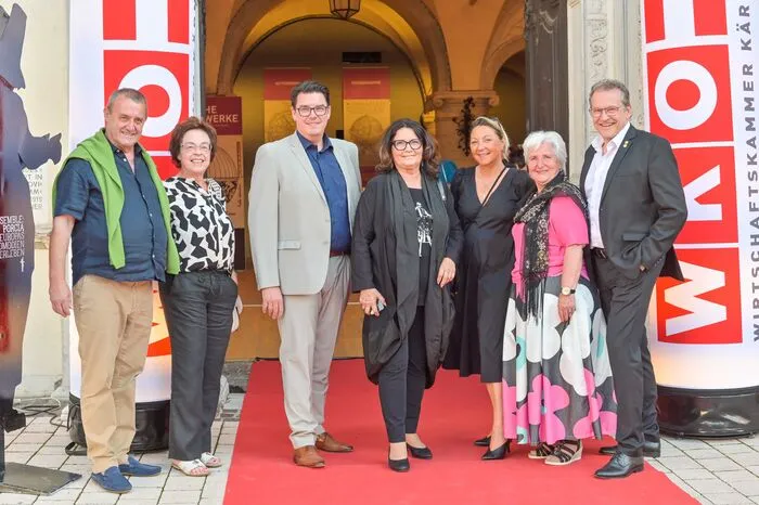 Danach stand im Schloss Porcia die Premiere des Stücks "Der Weltuntergang oder die Welt steht auf kein' Fall mehr lang" von Jura Soyfer auf dem Programm.