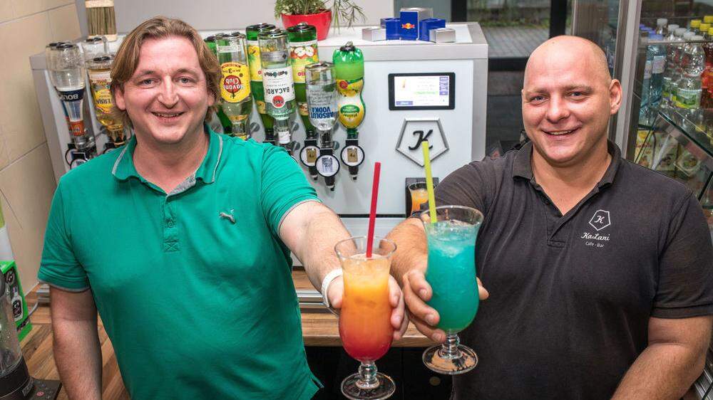 Erfinder Christian Hartl (links) und Peter Juchart sind von den Roboter-Cocktails begeistert	Villach FH Villach