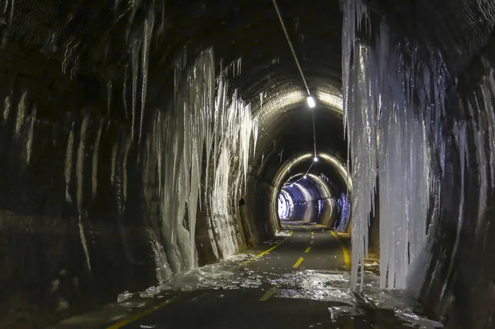 Die spektakulären Aufnahmen der kurzfristigen Eisriesenwelt gelangen dem italienischen Fotografen Tiziano Gualtieri in einem Tunnel bei Dogna.