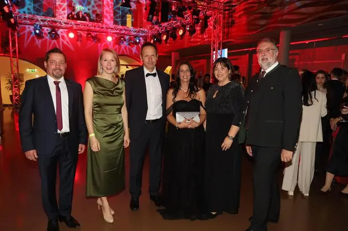 Beim Maturaball konnten Direktor Josef Maßwohl (3.v.l.) und Klassenvorstand Markus Pein (1.v.l.) die Nationalratsabgeordnete Agnes Totter (2.v.r.) und die Landtagsabgeordnete Julia Paar (2.v.l.) begrüßen 