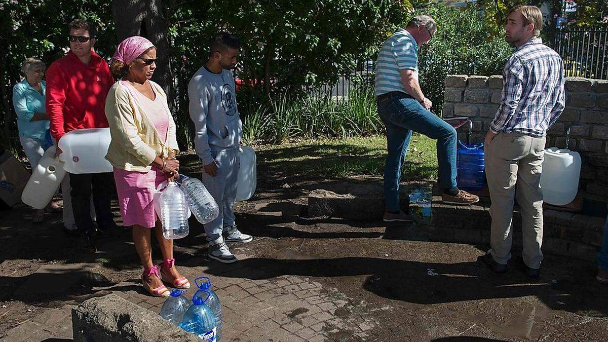 Anstehen um Wasser in Kapstadt