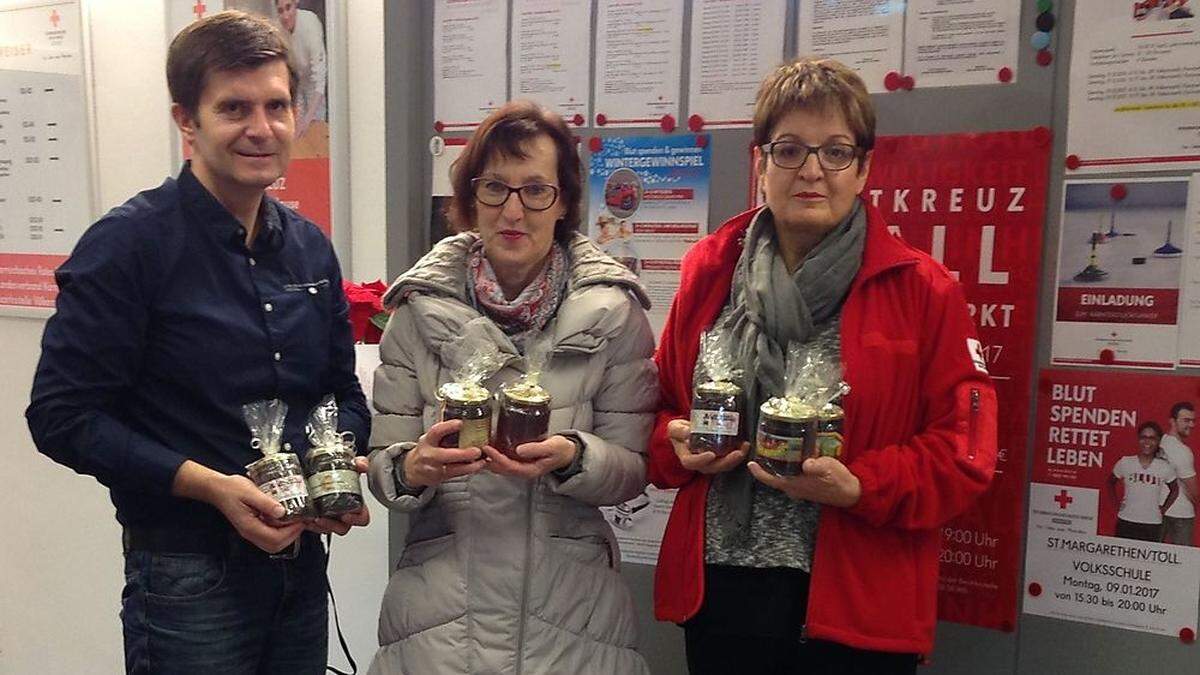 Rotkreuz- Geschäftsstellenleiter Gerhard Koller, Bienenzuchtverein- Obfrau Margit Cuder und Hildegard Krassnik von der Team Österreich Tafel bei der Honig-Übergabe