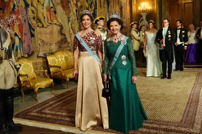 Stockholm Sweden, 06/05/2024.- Danish Queen Mary L and Swedish Queen Silvia arrive for a gala dinner, hosted for Denmark s King Frederik X and Queen Mary, at the Royal Palace in Stockholm, Sweden, 06 May 2024. The Danish royal couple is on their first state visit to Sweden, during which, the royal couple will among other things, meet Danish and Swedish astronauts, visit the fleet station Berga and attend the gala dinner at the Royal Palace. Dinamarca, Suecia, Estocolmo Gala dinner for Danish royal couple on state visit in Stockholm ACHTUNG: NUR REDAKTIONELLE NUTZUNG PUBLICATIONxINxGERxSUIxAUTxONLY Copyright: xIDAxMARIExODGAARDx EA1517 20240506-55013494925_1