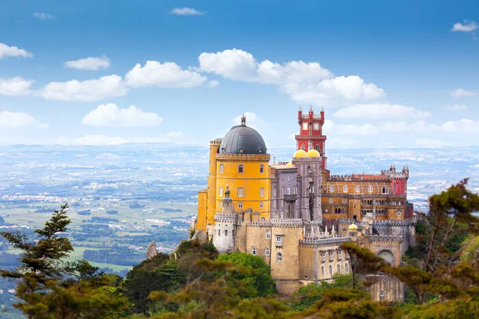 Das farbenfrohe Märchenschloss. Ohne langes Anstehen führt die Tour in den Palácio Nacional da Pena bei Lissabon. Das bunte Schloss, beeinflusst von Neogotik, Neorenaissance und anderen Baustilen, thront eindrucksvoll auf dem Hügel Sierra de Sintra, einer Hügellandschaft in der Stadt Sintra und erinnert an das Schloss Neuschwanstein. Von König Ferdinand II. als Sommerresidenz erbaut, beeindruckt es mit verschiedenfarbigen und pompös eingerichteten Zimmern und seiner weitläufigen Parkanlage. 1995 wurde der Palast zum UNESCO-Weltkulturerbe ernannt. Ab 17 Euro pro Person.