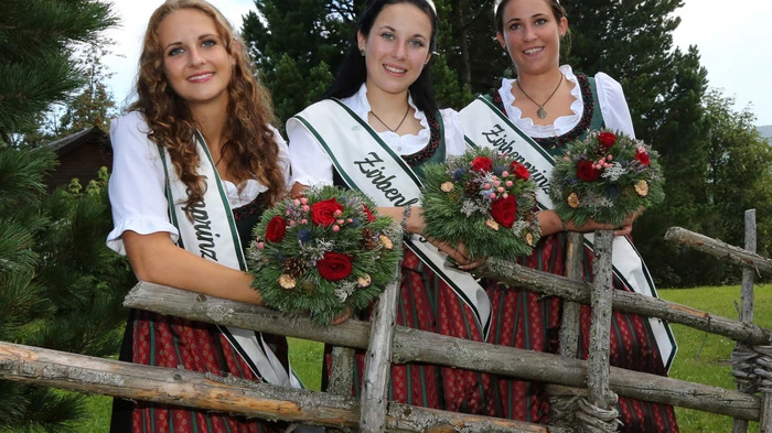 Petra Sorger wurde Mitte August zur neuen Zirbenkönigin gewählt, Prinzessinen sind Alexandra Grantner und Astrid Verderber.