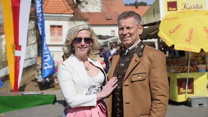 Tanja (35) und Kurt Gasser (62) aus Grafenstein: "Wir sind immer gerne am Josefimarkt unterwegs und freuen uns, dass er wieder stattfindet. Wir können dadurch die heimische Wirtschaft unterstützen und zugleich unsere Tracht ausführen. Obwohl wir heute so ziemlich die Einzigen sind, die eine tragen. Aber das gehört für uns beide einfach dazu."