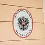 Zu sehen ist das Wappen der Republik Österreich, dabei steht „Staatsanwaltschaft Klagenfurt“ geschrieben.