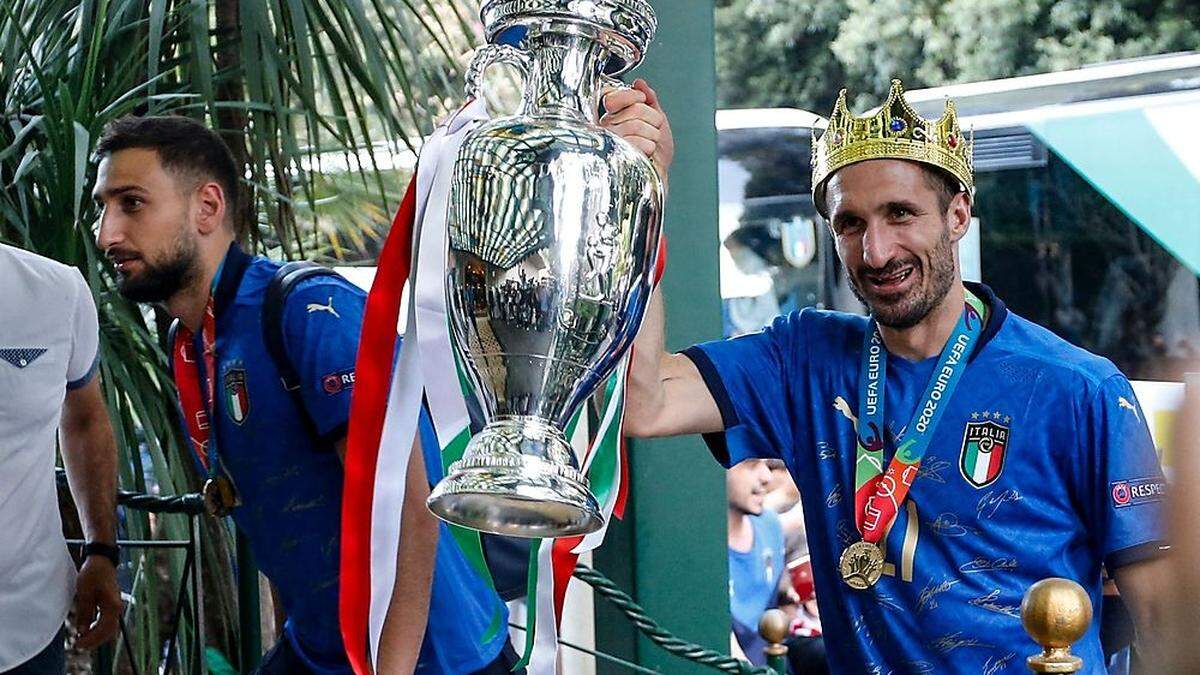 Chiellini mit dem Europameister-Pokal