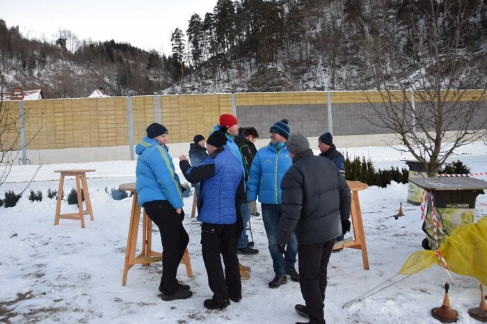 So fanden sich je sieben Moarschaften auf den in verschiedenen Ortsteilen stehenden Eisbahnen ein, um ihr Können zu zeigen. 