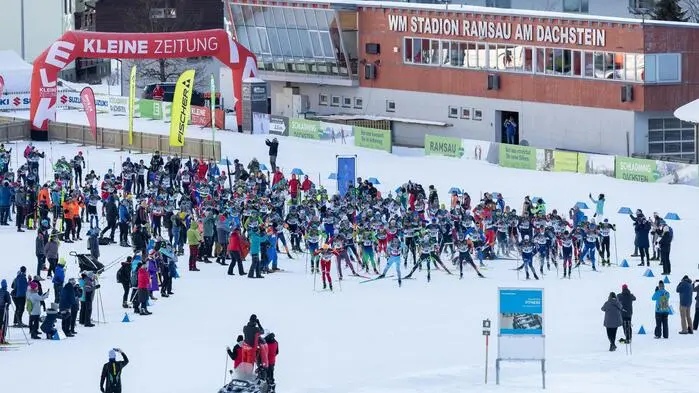 Pünktlich um 9.30 Uhr nahmen mehr als 200 Teilnehmer die 40-Kilometer-Skatingstrecke in Angriff