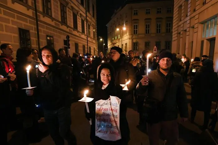 Alexander Pollak von SOS Mitmensch erklärte: "Auch wenn die Kerzen den Eindruck erwecken, soll die Lichterkette keine Referenz zum Lichtermeer von 1993 sein."