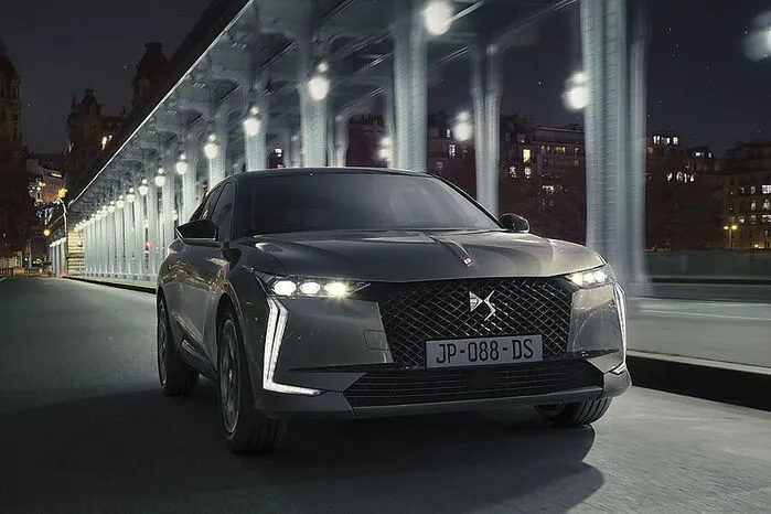 Die extravaganten Proportionen des DS 4 beschreiben seine Maße: Der Crossover ist 4,4 Meter lang, 1,83 Meter breit und 1,49 Meter niedrig, der Kofferraum fasst 430 Liter.
