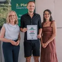 Platz zwei ging an Hannes Marksteiner aus St. Margarethen an der Raab, auf dem Foto mit Grünen-Klubobfrau Sandra Krautwaschl (r.) und der Grünen-Bundessprecherin Leonore Gewessler