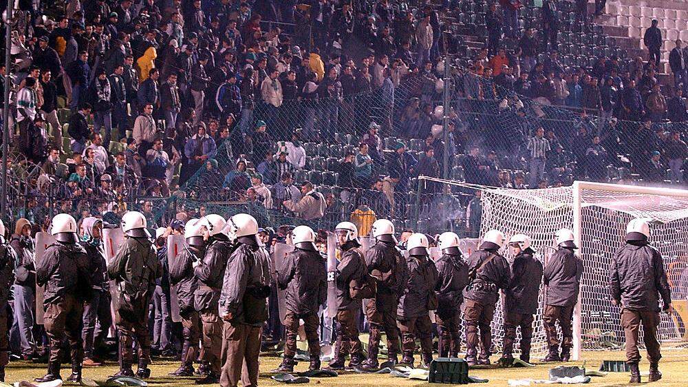Die Athener Fans hatten auch Polizisten attackiert