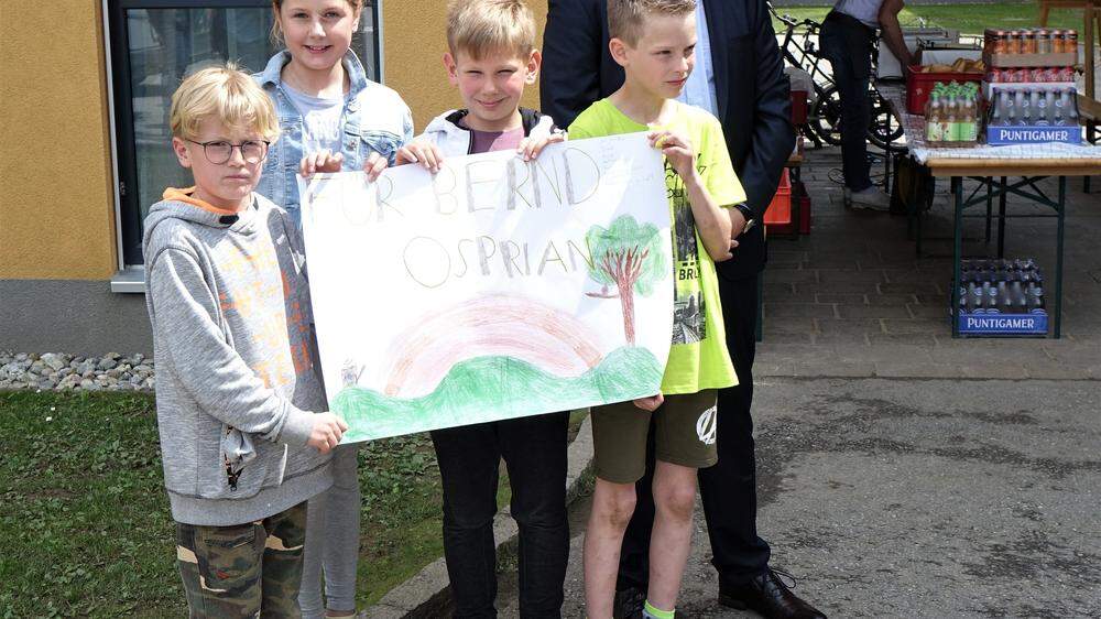 Als Dankeschön haben die Kinder vom Hort in Voitsberg ein Plakat für Bürgermeister Bernd Osprian gezeichnet