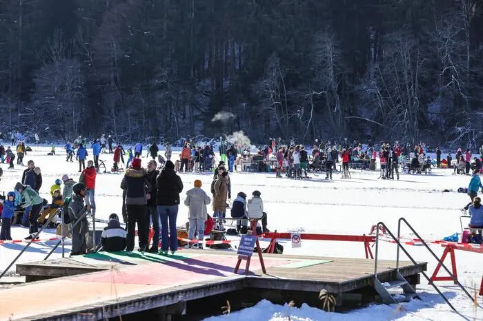 Betreut wird die Eisfläche vom Eislaufverein Wörthersee.