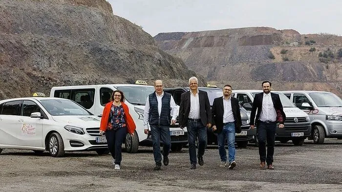 Fünf regionale Taxiunternehmen taten sich zusammen und sind nun als "Vulkanlandtaxi" unterwegs.