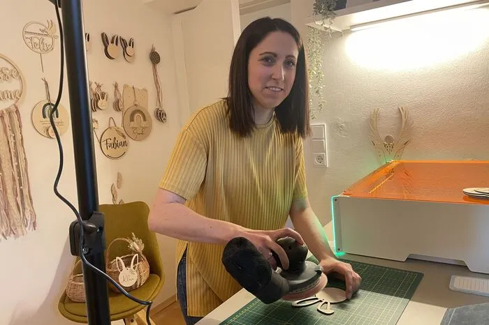 Nachdem der Laser fertig geschnitten hat, kann man das Holzelement einfach herausdrücken. Zum Schluss schleift es Schrittesser noch mit einem Schleifgerät ab.