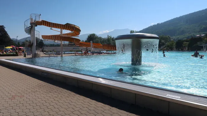 30.000 Quadratmeter groß ist das Brucker Freibad. Auf der großen Liegewiesen finden die Badegäste ausreichend Platz. um den coronabedingten Sicherheitsabstand einzuhalten.