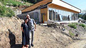 Alexandra Sacher-Santana und Heinz Breschan vor ihrem Haus, das gerade gebaut wird