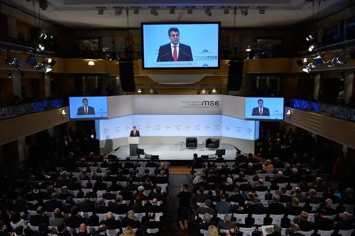 Die Münchner Sicherheitskonferenz hat sich in den vergangenen Jahrzehnten zu einem der bedeutendsten Foren für Außen- und Sicherheitspolitik weltweit entwickelt - vor allem wegen des informellen Charakters. Oftmals wird gerade in München Klartext gesprochen, weil es sich um keine offizielle, staatlich organisierte Konferenz handelt, sondern sozusagen um ein privates Treffen.