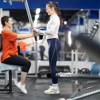 Krafttraining muss nicht im Fitnessstudio durchgeführt werden, aber Trainer und Krafttrainingsmaschinen können helfen, Verletzungen vorzubeugen
