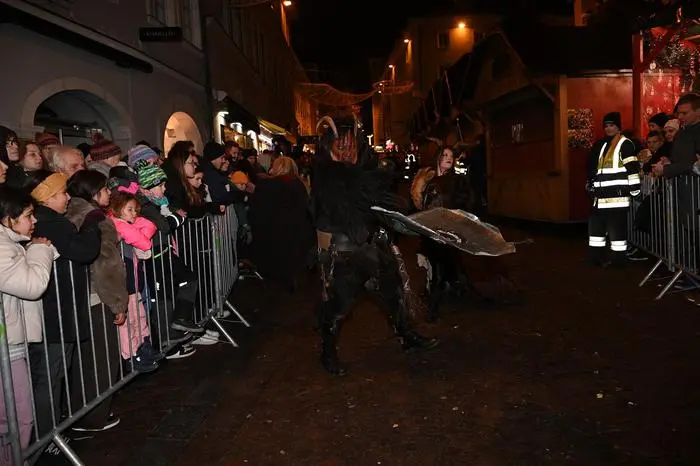 Rund eineinhalb Stunden verbrachte der Standler mit dem Ofen in der Hütte (am rechten Bildrand)