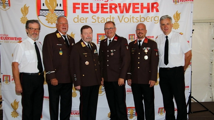 Der Gottesdienst wurde vom Generalvikar und Ehrenmitglied der FF Voitsberg Erich Linhardt, zelebriert. Brandrat Klaus Gehr und Bürgermeister Bernd Osprian überreichten an Linhardt eine Auszeichnung des Landes Steiermark für dessen 50-jährige Mitgliedschaft bei der Feuerwehr.