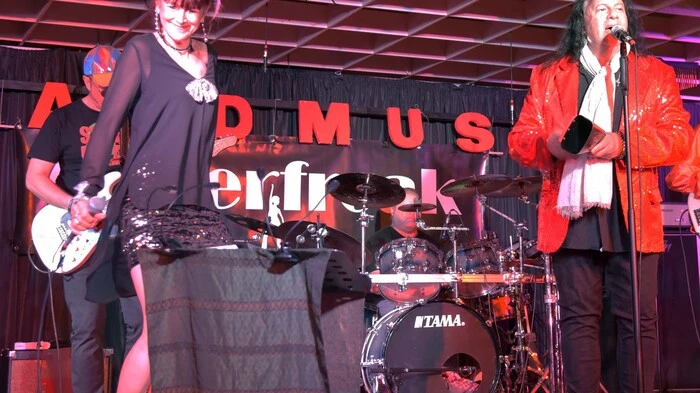 Die Band Superfreak brachte am Freitagabend im Klagenfurter Eboardmuseum live Pop- und Discohits aus den 1970ern und den 1980ern so schwungvoll über die Bühne, dass das Publikum gerne tanzte.