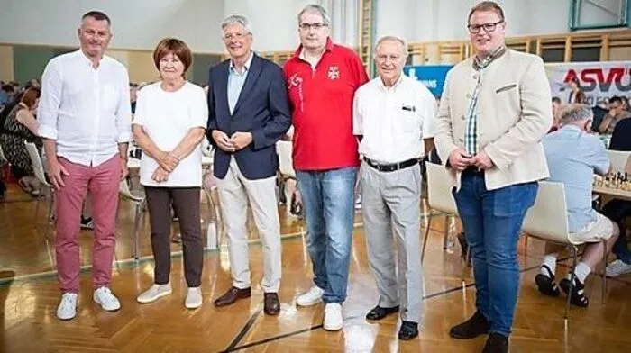 Von links: ASKÖ-Geschäftsführer, Landtagsabgeordneter Günter Leikam, Kärntens Schach-Vizepräsidentin und ASKÖ Landesreferentin Helga Stangl, Landeshauptmann Peter Kaiser, Kärntens Schach-Präsident Fritz Knapp, Schachverbandskassier Helmut Weiß und Gemeinderat Harald Gradischnig