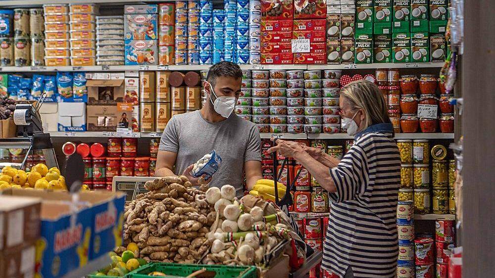 Obst und Gemüse kauft Barbara Münster, die eigentlich anders heißt, nur beim Türken