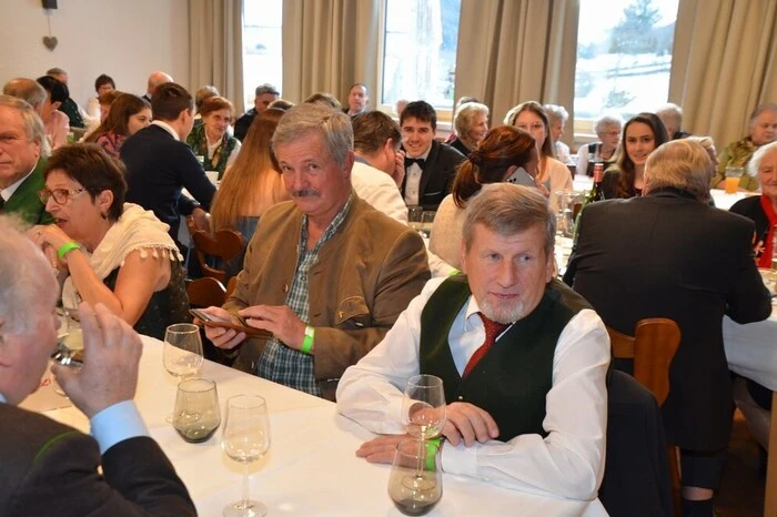 Offiziell eröffnete Bezirksobmann Josef Obergantschnig die Ballveranstaltung mit "Alles Walzer".