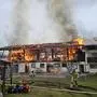 Auf dem Foto ist ein brennendes Gebäude zu sehen, aus dem Rauch aufsteigt | Der Stall brannte komplett aus, auch das Wohngebäude wurde schwer beschädigt