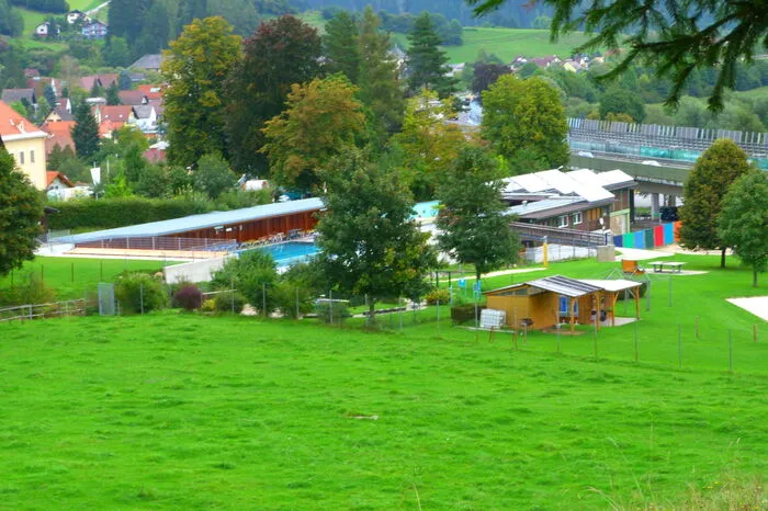 Im Kindberger Freibad werden heuer coronabedingt keine Saisonkarten verkauft und die Preise der Tageskarten wurden angepasst. Eine Tageskarte für einen Erwachsenen kostet heuer zwei Euro, für ein Kind kommt die Eintrittskarte auf einen Euro. Ab 17 Uhr werden Abendkarten um einen Euro verkauft. Geöffnet hat das Bad von 8.30 bis 19 Uhr, bei Schlechtwetter für einen Euro Eintritt ab 8.30 Uhr für eine Stunde.