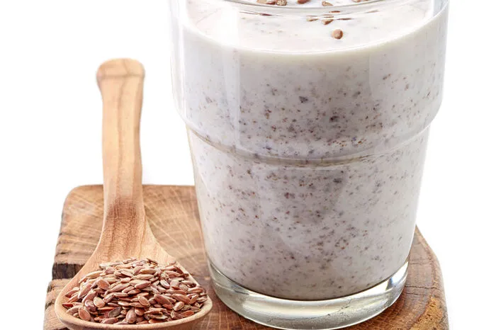 Joghurt gegen Verstopfung Zutaten: 2 bis 3 Dörrpflaumen, 2 TL Leinsamen, 100 ml neutrales Joghurt. Zubereitung: Joghurt mit Dörrpflaumen und Leinsamen verrühren, kühl stellen und am Abend vor dem Schlafengehen essen. Dazu ein Glas Wasser trinken. Am folgenden Morgen löst sich die Verstopfung. Bei chronischer Verstopfung bedarf es mehrerer Anwendungen. Die Schleimstoffe von Leinsamen wirken wie eine Wohltat auf den Darm – sie helfen, den trockenen Inhalt zu entleeren.