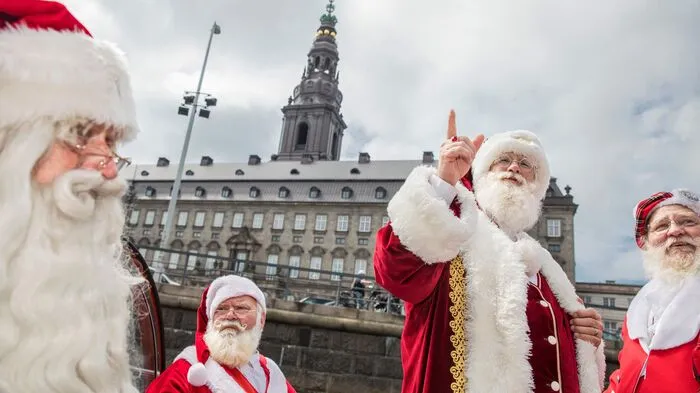 Weiße Vollbärte, rote Mützen - und das im Juli: Beim Weltkongress der Weihnachtsmänner haben Santas in der dänischen Hauptstadt Kopenhagen Weihnachtsstimmung verbreitet. Am Montag marschierten 160 Teilnehmer der Weihnachtsmann-Parade bei 20 Grad durch die Straßen.
