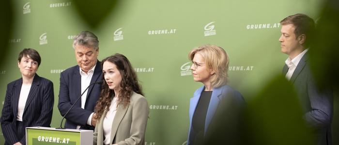 Schulterschluss bei den Grünen: Lena Schilling flankiert von Werner Kogler, Lore Gewessler, Sigrid Maurer und Stefan Kaineder